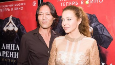 WMJ.ru: «Екатерина Гусева пришла на премьерный кинопоказ мюзикла «Анна Каренина» в полупрозрачном нюдовом платье»